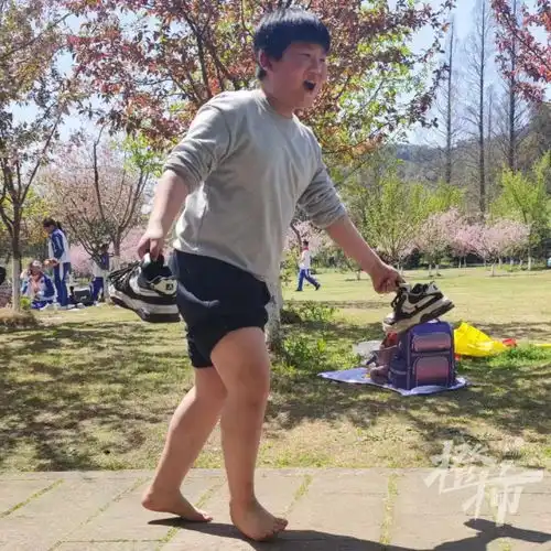 六年级男生春游时勇救落水小孩,全校师生为他点赞爸爸说刚听到消息时还是有点担心