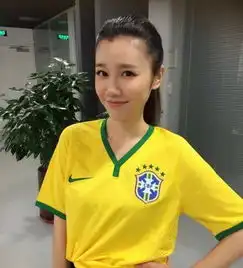 这位央视美女主持人又红了,曾被称乌贼刘如今成诸葛刘了