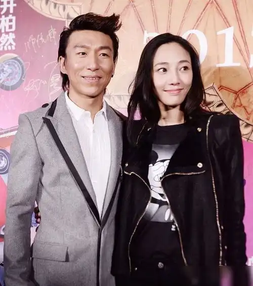 陈羽凡开200万豪车接儿子放学送到白百合家中,元宝对爸撒娇抢镜