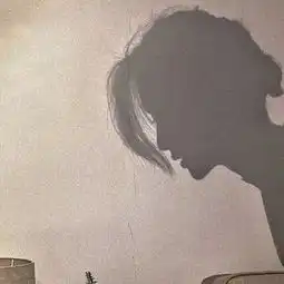 爱过的人怎能忘用心的情,谁不疼