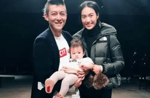陈冠希晒与4岁女儿合照,女儿吐舌头表情搞怪,眉毛上扬神似父亲