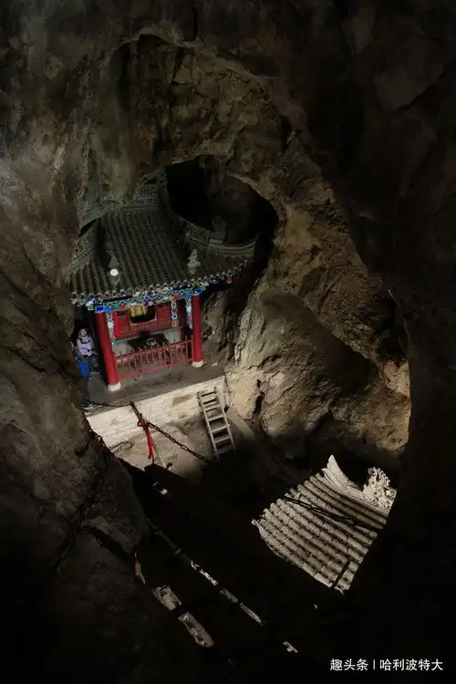 中国西北最大悬空道观群,建于千米悬崖峭壁间,属全真龙门派祖庭