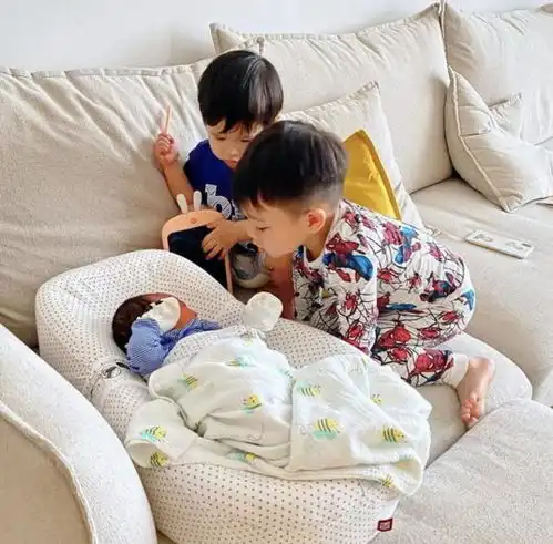 胡杏儿两个儿子视频聊天,露同款笑容超治愈,五官相似像在照镜子