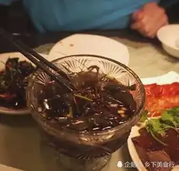 老外尝试正宗中国菜,看到这道菜有点懵,问这里面的还活着吗