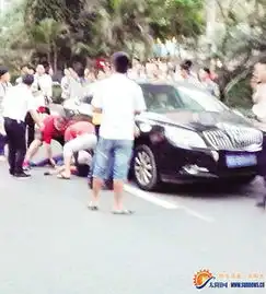 厦门一小车撞倒一对双胞胎姐妹热心群众抬车救人
