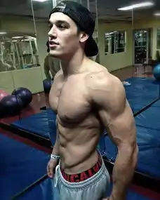 如何从瘦小的排骨男,变身劲爆的肌肉猛男