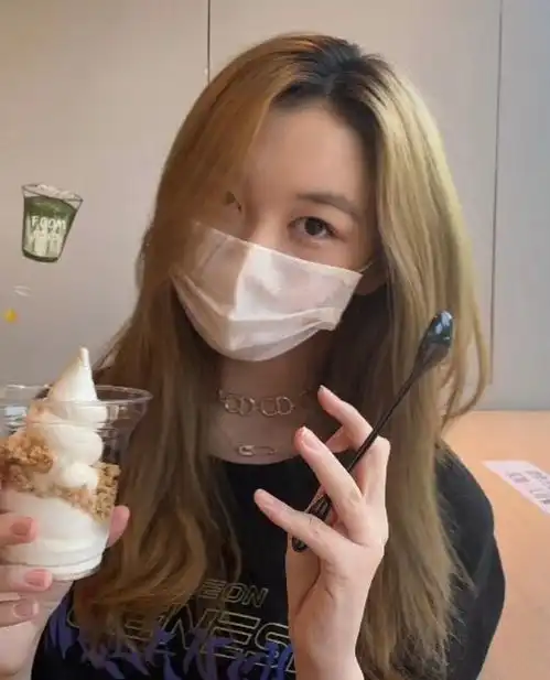 治好唇腭裂的王菲女儿不再低调,染发大红唇,确定14岁