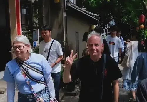 三亚失守全是密密麻麻的外国人,哪是来旅游,分明是丧尸围城