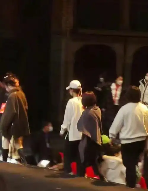 网友偶遇杨紫看肖战如梦之梦演出工作室送花篮