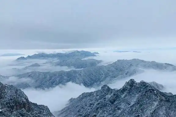 距离郑州3.5小时被称为人间仙境的老君山火啦