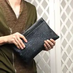 手拿包不娘炮,包你满意的搭配实用12款手拿包