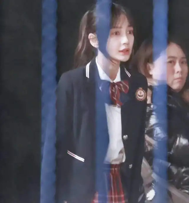 女明星校服造型各不同,要么清纯似高中生,要么沧桑又显老