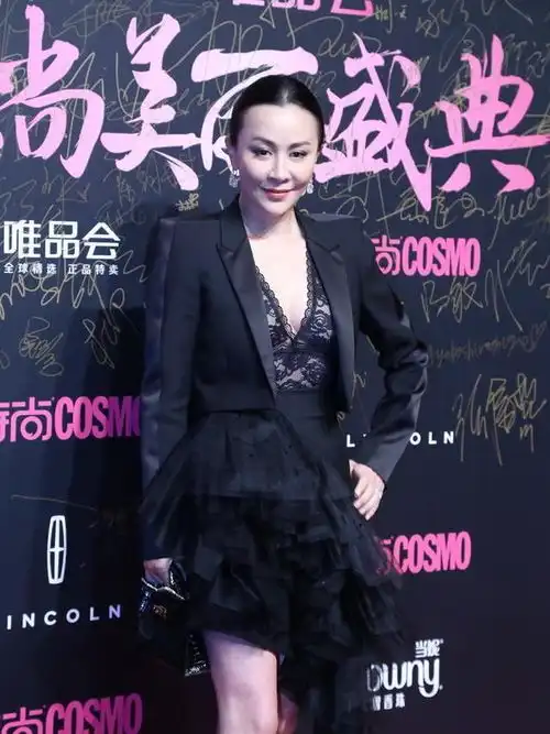刘嘉玲唐嫣2次撞衫,相差18岁气质真不同,身材年龄谁更重要