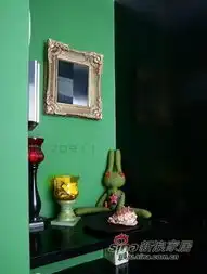 进门处的绿色墙面,黑色实木搁架上的东西都是精心挑选而来的绿色的小兔是叔叔家的看门兔,名叫陈幸福