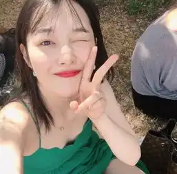 雪莉的夏日穿搭火了黑长直牛油果绿,没有什么是她不能驾驭