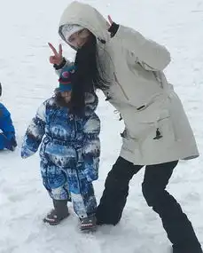 郑恺携女友相约霍思燕全家滑雪嗯哼呆萌抢镜