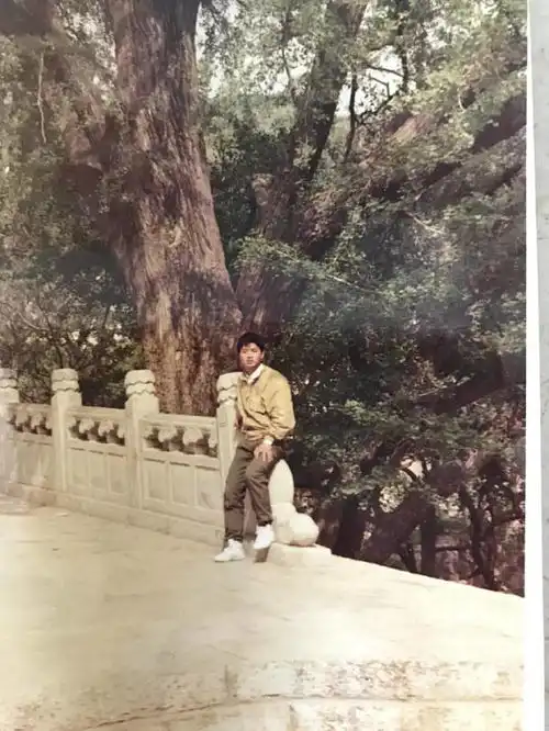 凑一波热闹,刘强东晒18岁帅气照