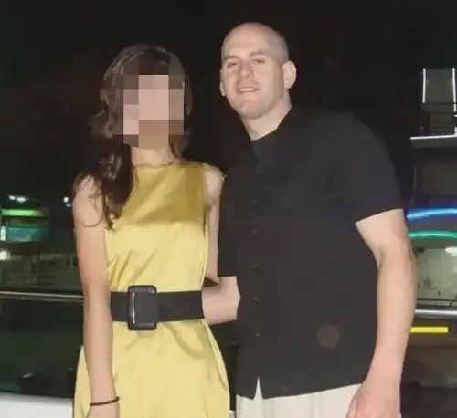 秃头老外街头索吻100个女生拍视频炫耀,看完悲叹