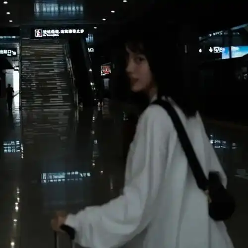 网易云女孩忍了好久不联系他,不去看他的动态,不听到他的声音,结果