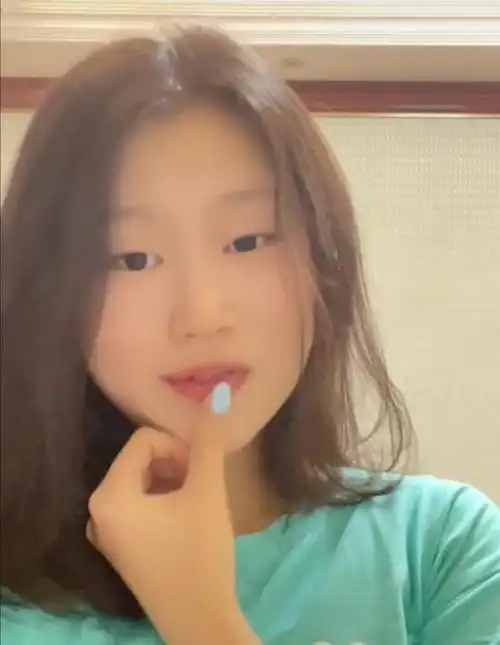 小沈阳女儿长成高级脸大眼睛灵动有神有气场