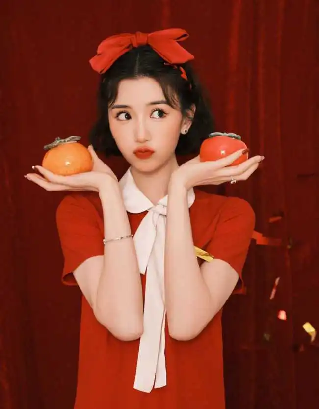 毛晓彤开春穿搭太美了,穿红色衬衫裙甜美减龄,像大学生一样