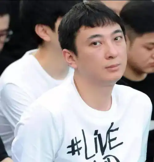 曝王思聪升级当爸家中抱娃照片疑似曝光,曾传出过当爹消息