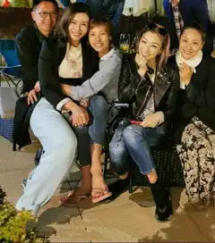 李嘉欣晒与郑秀文张茜聚会照笑容灿烂气氛温馨