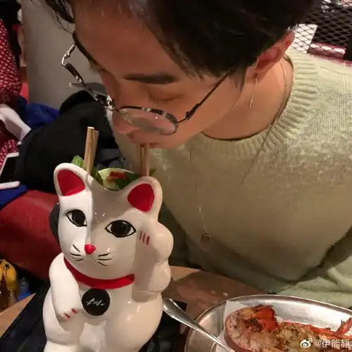 伊能静分享与儿子相处日常,母子逛街购物吃美食,17岁哈利装扮新潮引热议
