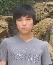 谁能帮我把我的这张照片头发用ps扣出把背景换成白色