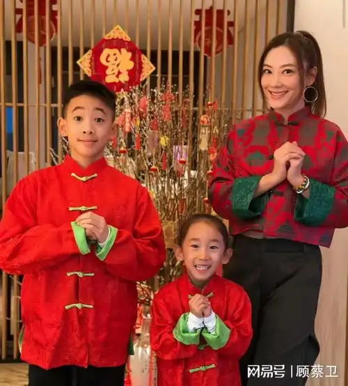 应采儿母子仨穿唐装拜年,两个儿子长成陈小春翻版,hoho长发抢镜