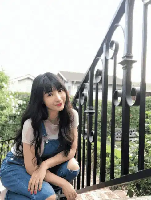柳岩穿吊带裤少女感十足,过万圣节方式太素了