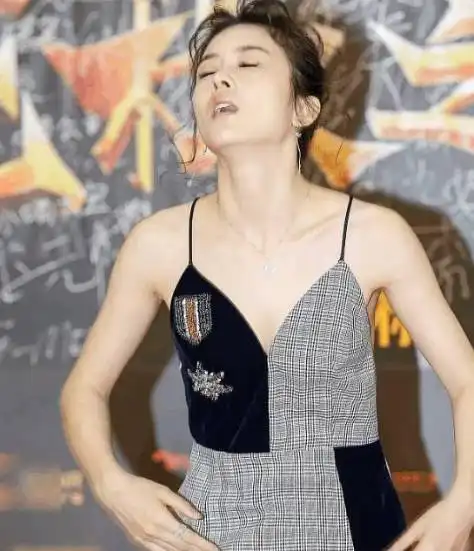 红毯上装晕倒,抽关晓彤耳光的她是怎么吹出来的名画脸