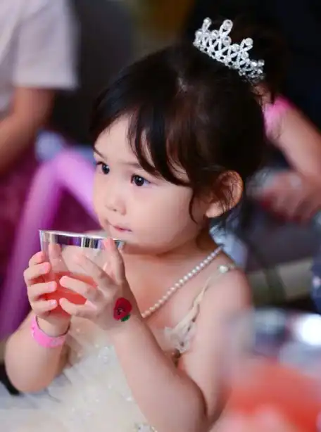 严屹宽为女儿庆生女儿穿公主裙太呆萌,可惜没有遗传他的好基因