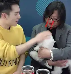 李佳琦帮高晓松涂上口红后,never一直盯着高晓松,萌化众人