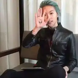 baby文身是陈伟霆,而胡歌的文身居然是她