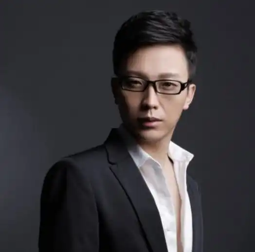 蔡徐坤为什么比李玉刚招黑网友评论一个是娘炮,一个是艺术