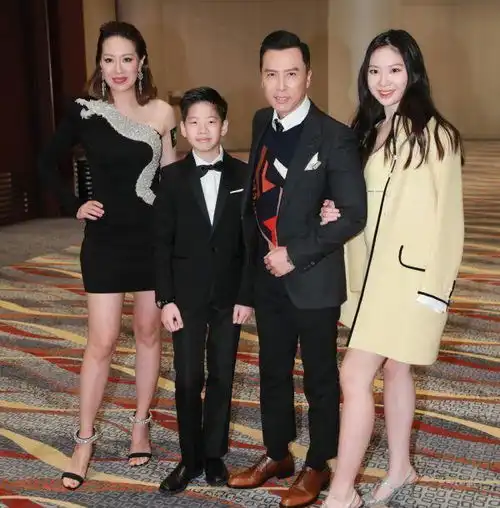 甄子丹老婆汪诗诗身材绝了穿挂脖无袖连衣裙出席活动,高挑纤瘦
