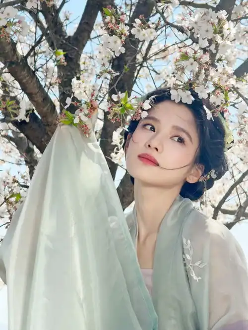 张婧仪古装写真释出明眸皓齿气质独特
