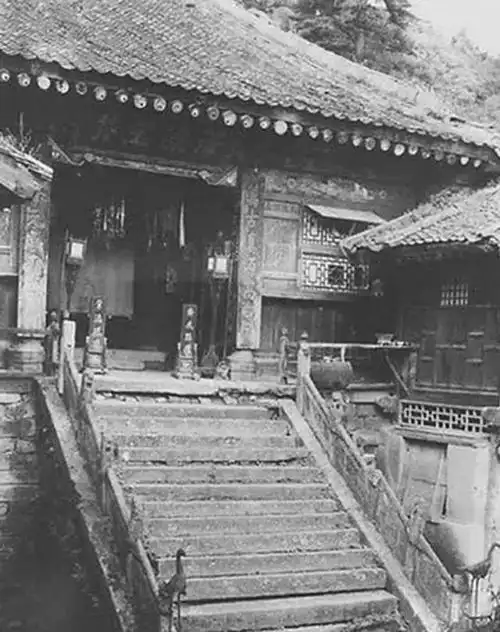 84年前的华山没有索道和护栏,华山论剑的高手们是如何上去的