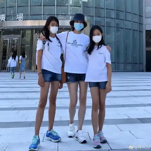 任达华女儿完成香港五大刊满贯16岁近一米八,神级长腿很逆天