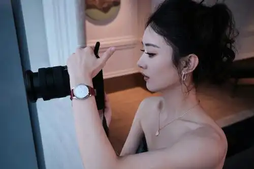 赵丽颖的窗边美景展示绝美背影的温柔时刻
