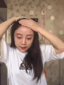 女孩自拍时恐怖的一幕发生了,血淋淋的教训啊