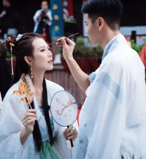蔡少芬古装再现甄宓美貌,与张晋喝交杯酒秀恩爱,甜如热恋
