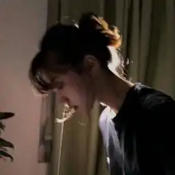 qq闺蜜头像两张分开的一左一右长大真的很没意思