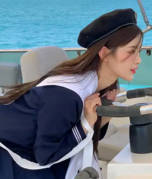 杨超越拍水手服大片,原相机颜值被放大,脸部零瑕疵宛如瓷娃娃