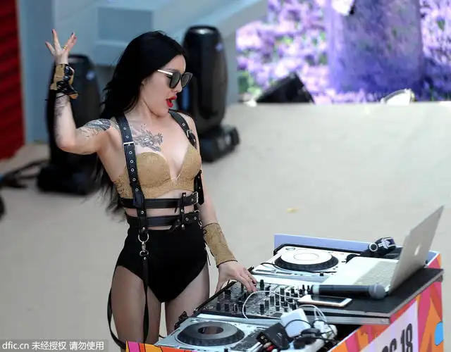 美女dj打碟表演观众20米外观看防意外