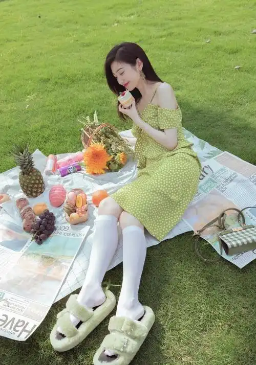 景甜不愧是人间富贵花,搭配碎花裙一点也不丑,还美得清新自然