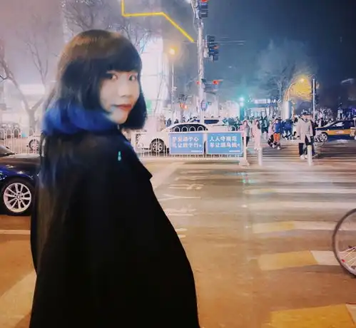 王菲女儿与同父异母妹妹聚会,一个脸上纹身一个染蓝发,造型前卫