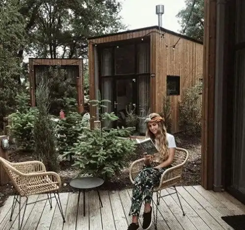 20㎡极简主义森林小屋,原来生活不需要太多东西,就能过得很好