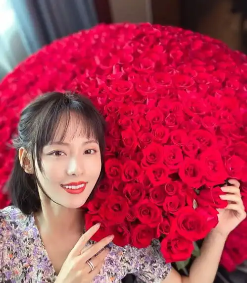 买超送张嘉倪999朵玫瑰,张嘉倪拍照都累,婚后的惊喜比恋爱还甜